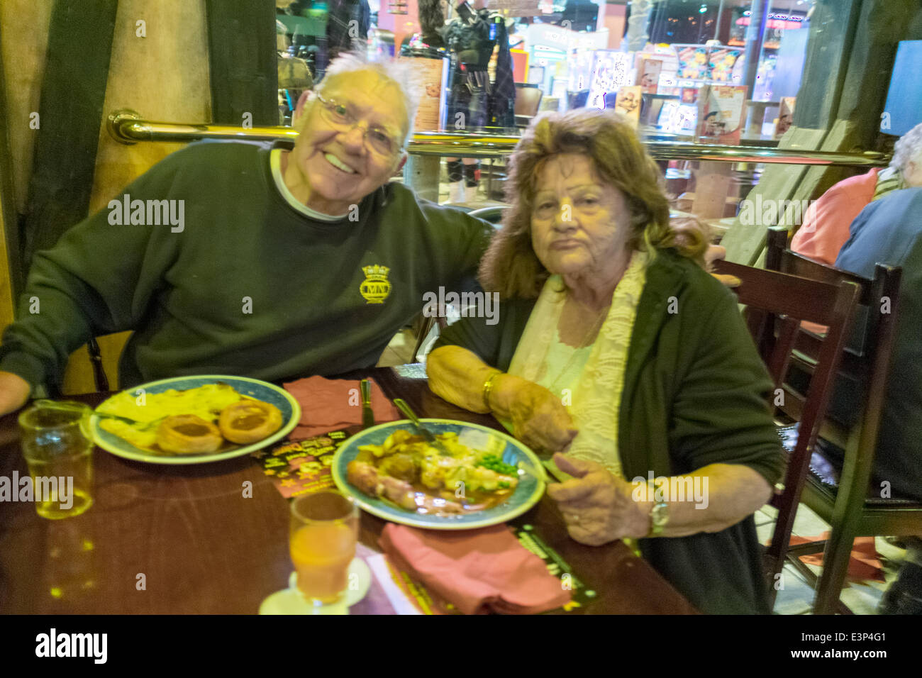 Blackpool, Lancashire, Royaume-Uni. 26 Juin, 2014. Blackpool M. et Mme Wallis de Fleetwood à Blackpool repas des anciens combattants organisé par l'Ile de Corail Blackpool Crédit : Paul Chambers/Alamy Live News Banque D'Images