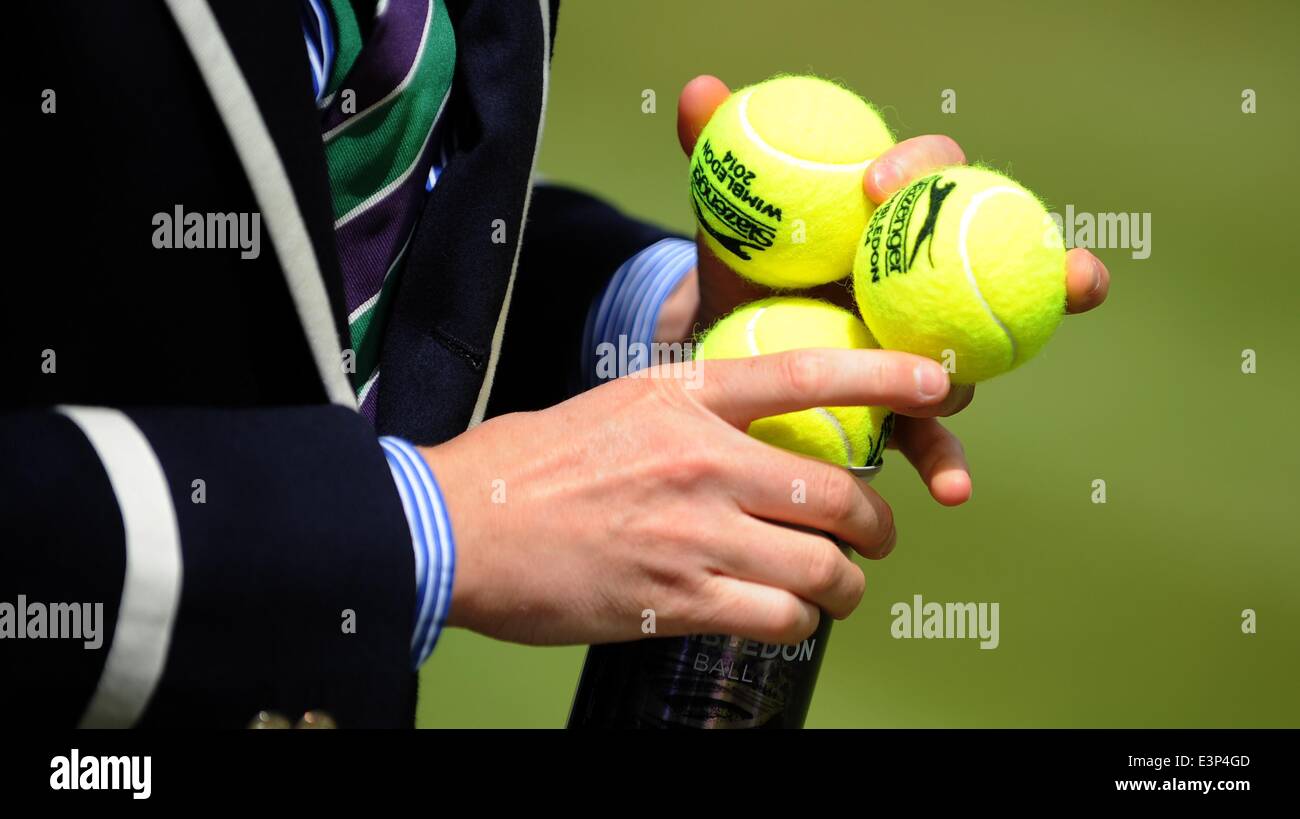La balle de tennis de Wimbledon OFFICIEL DE WIMBLEDON 20 LE ALL ENGLAND TENNIS CLUB WIMBLEDON Londres Angleterre 26 juin 20 Banque D'Images