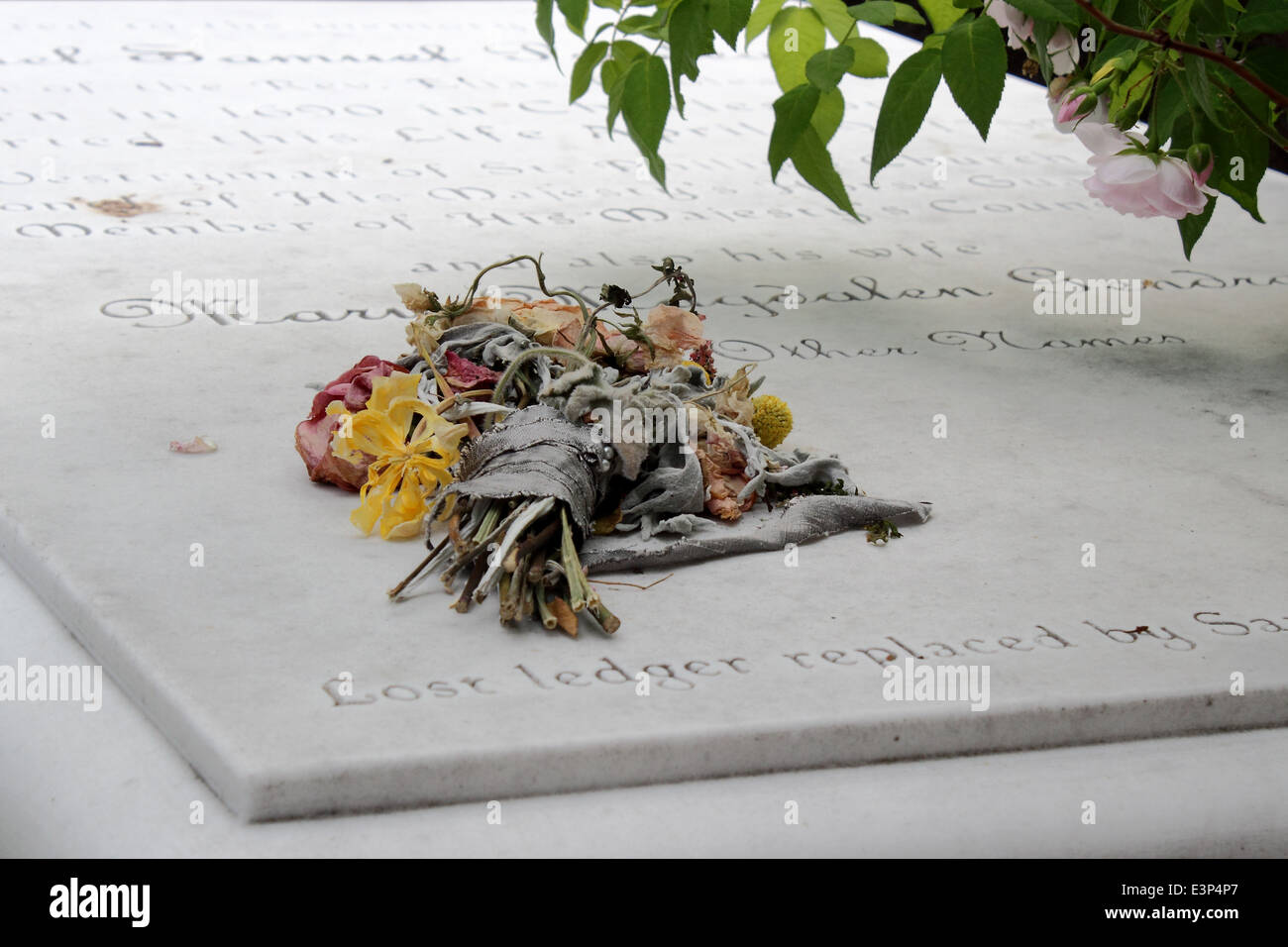 Un étrange bouquet est laissé sur un cimetière crypte datant de 1690 à Charleston, Caroline du Sud, USA Banque D'Images