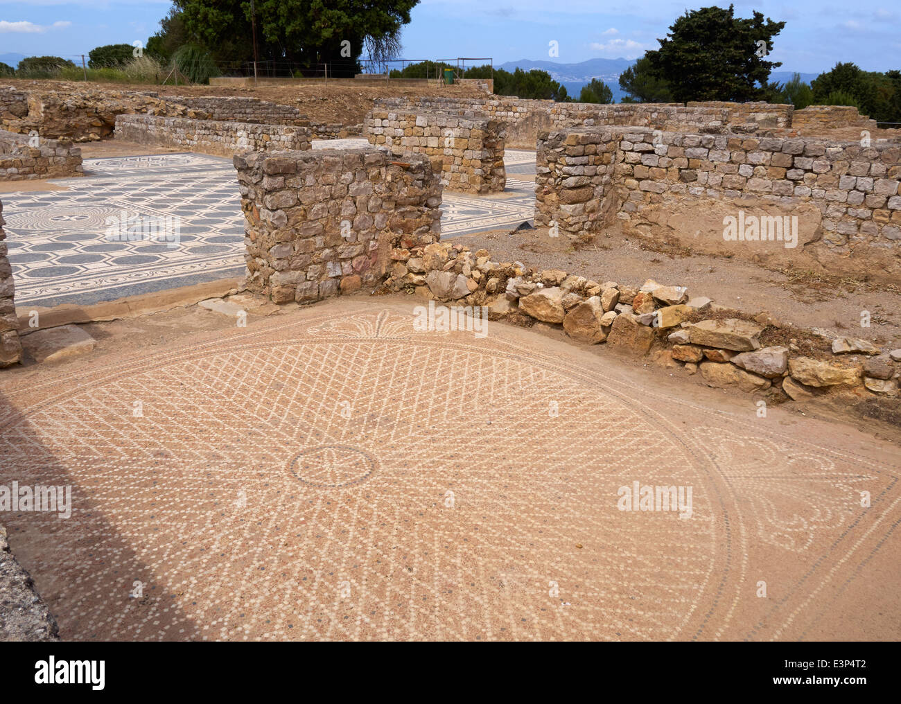 Ruines de la ville romaine d'Empuries, Catalogne, Espagne. Sols en mosaïque de l'une des plus grandes maisons de la ville. Banque D'Images