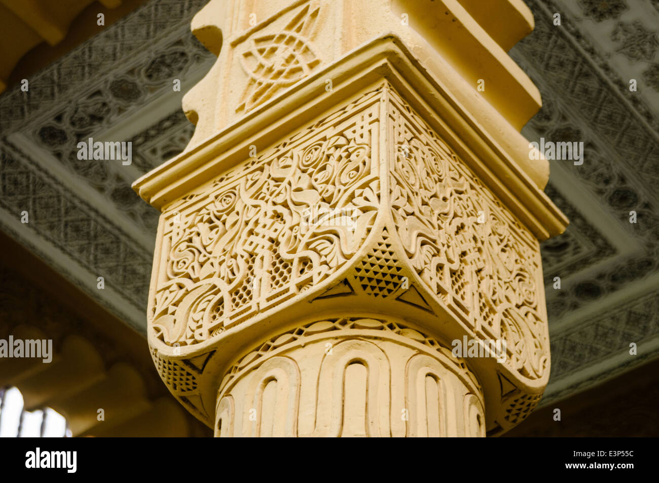 Pilier colonne richement décoré à l'intérieur d'un bâtiment à Marrakech, Maroc Banque D'Images