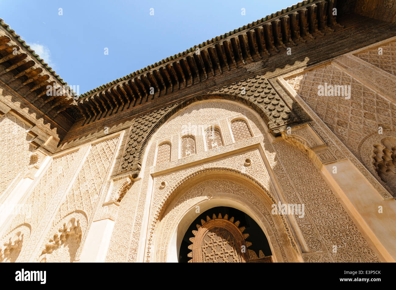 Décorées avec des murs et des arches sur la cour centrale du Musée de Marrakech, Maroc Banque D'Images
