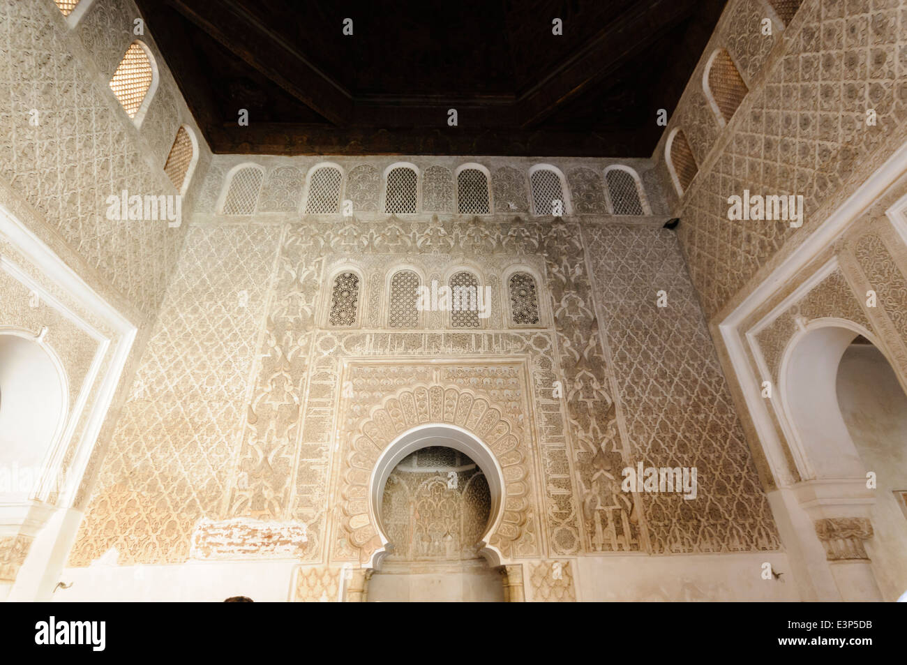 Au-dessus du toit en cèdre d'origine à motifs étroitement les carreaux de céramique et d'enduits sur les murs du musée de Marrakech, Maroc Banque D'Images