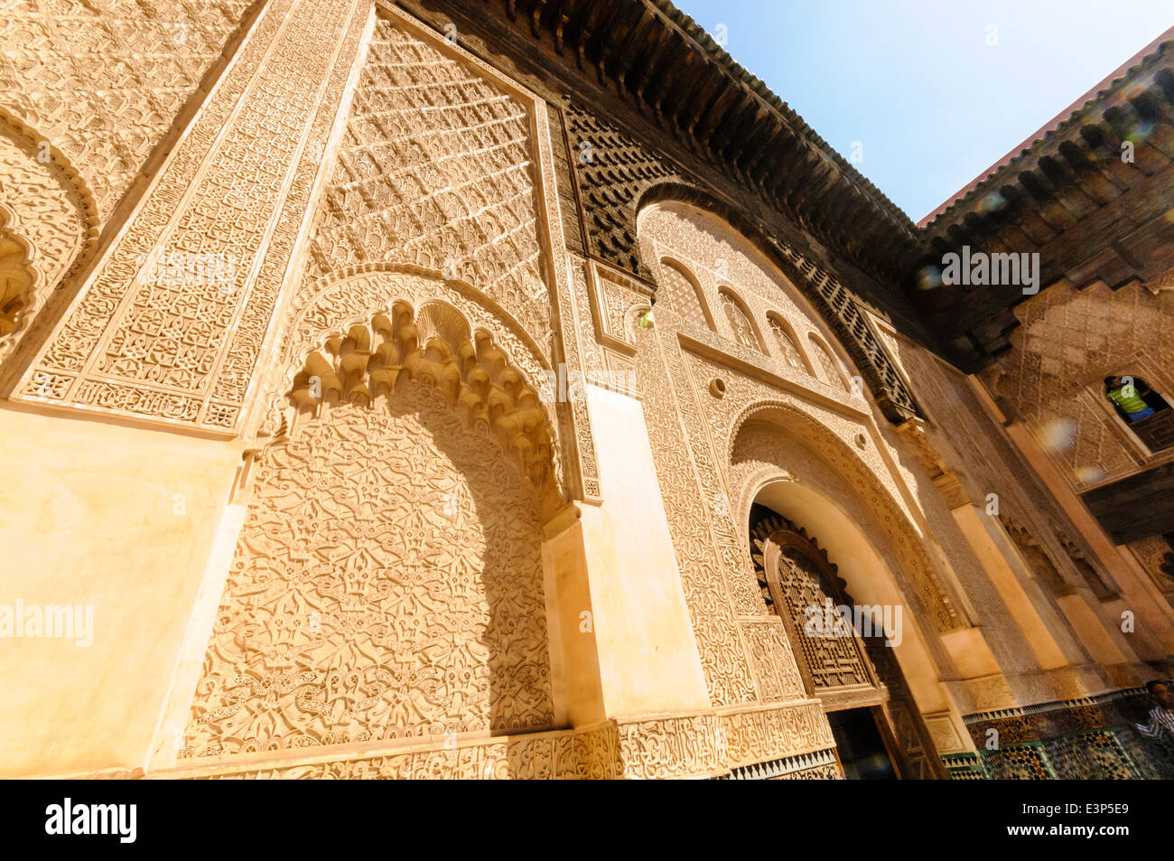 Les carreaux de céramique à motifs complexes sur des murs en plâtre et du Musée de Marrakech, Maroc Banque D'Images
