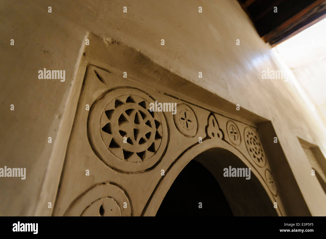 Terre cuite Sculpté autour d'un cadre de porte au Musée de Marrakech, Maroc Banque D'Images