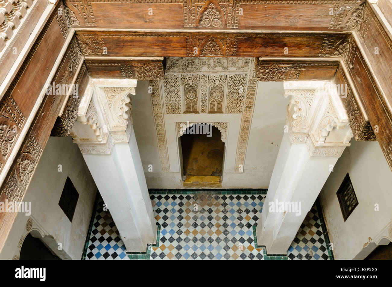 Les carreaux de céramique à motifs complexes sur les murs du musée de Marrakech, Maroc Banque D'Images