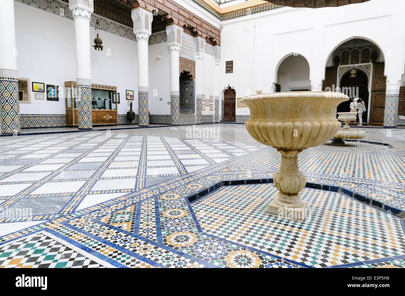Les carreaux de céramique à motifs complexes sur les murs et le plancher de la Musée de Marrakech, Maroc Banque D'Images