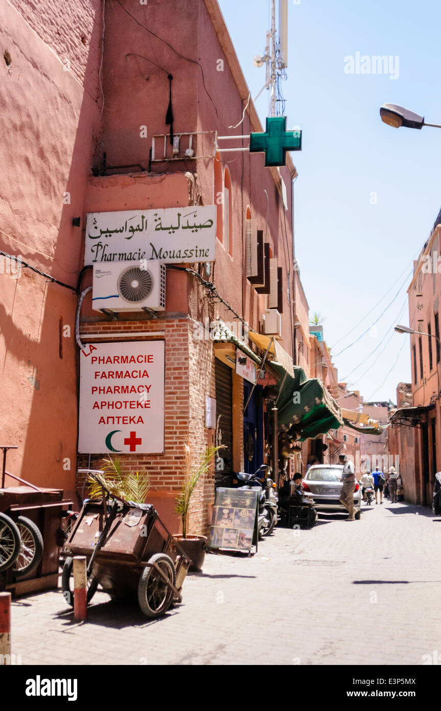 Panneau disant 'Pharmacie, Pharmacie, Farmacia, Apteke' à une pharmacie à Marrakech, Maroc Banque D'Images
