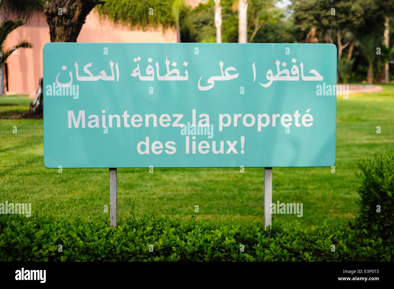 Inscription en arabe et en français 'Maintenez la propreté des lieux