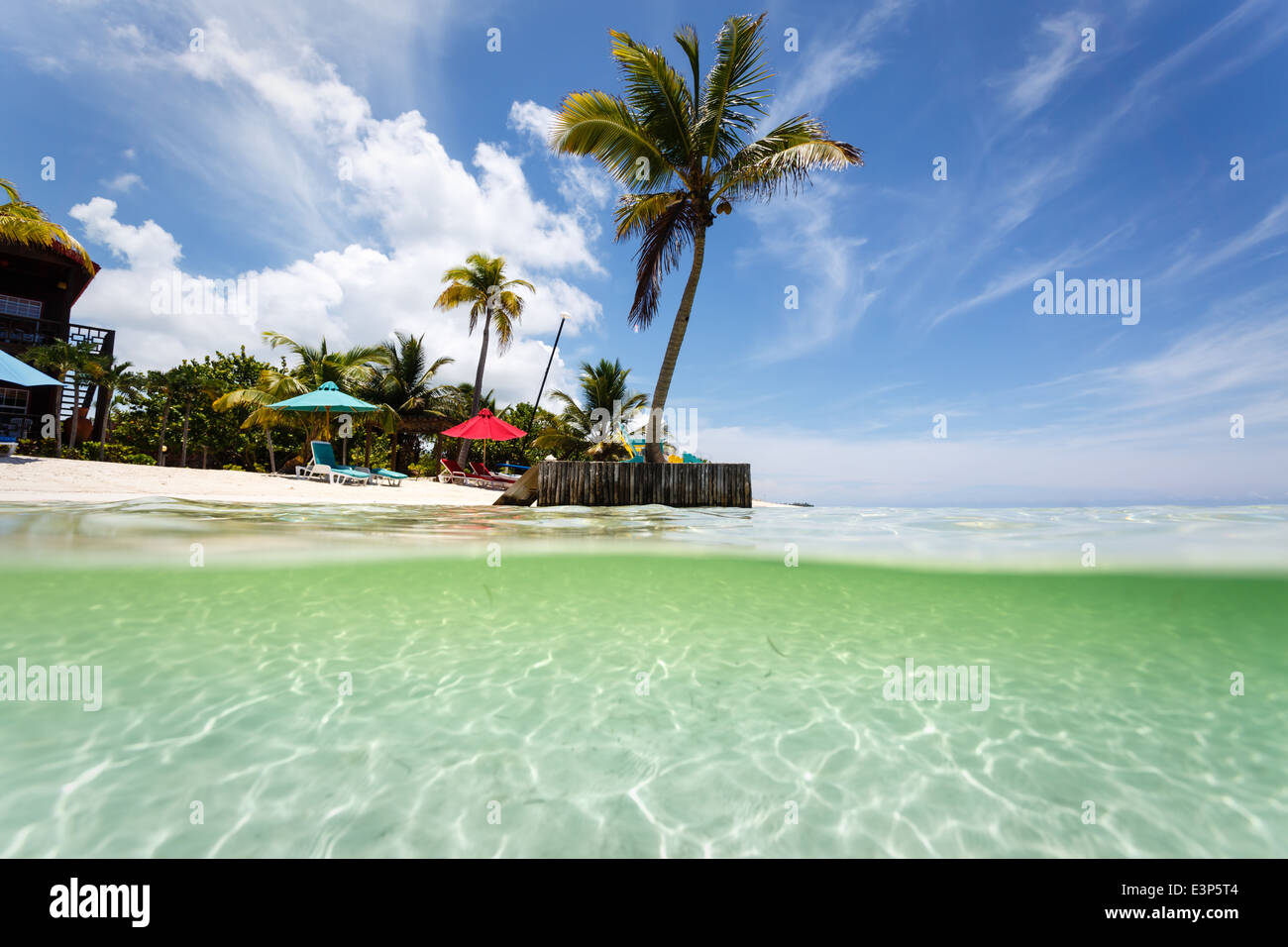 Station balnéaire sur une île isolée en bord de mer dans les Caraïbes Banque D'Images