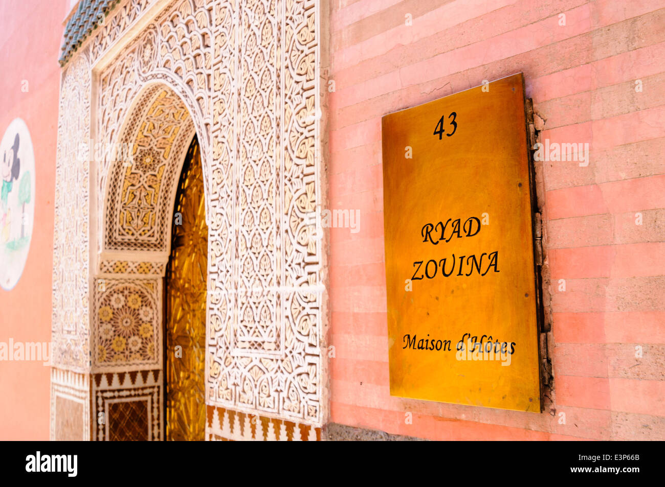 Fretwork plâtre fines autour de l'entrée de porte de Riad Ryad Zouina, vieille ville, Marrakech, Maroc Banque D'Images
