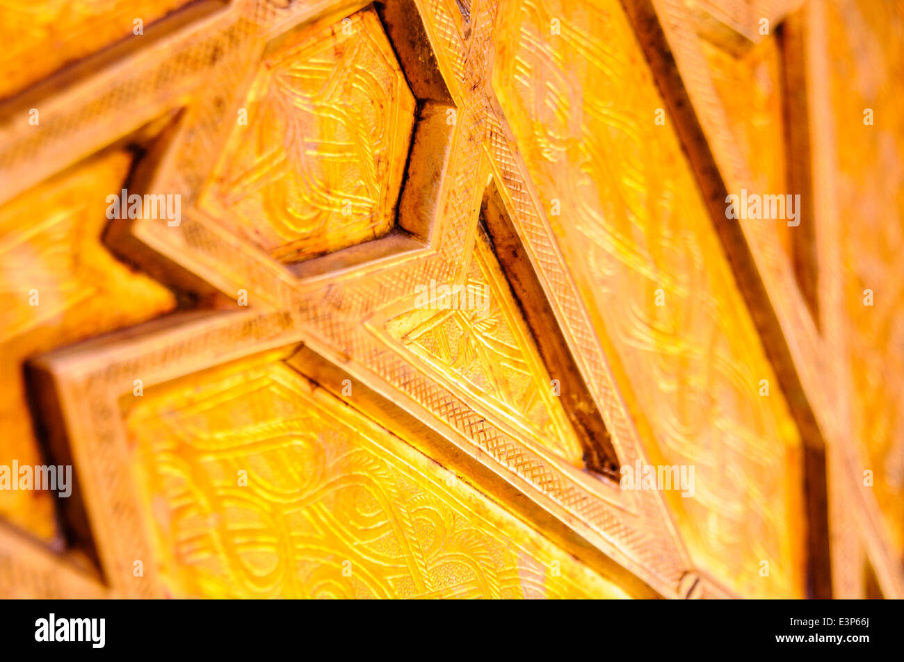 Feuille d'or sur une sculpture de secours autour de la porte d'un bâtiment  à Marrakech, Maroc Photo Stock - Alamy