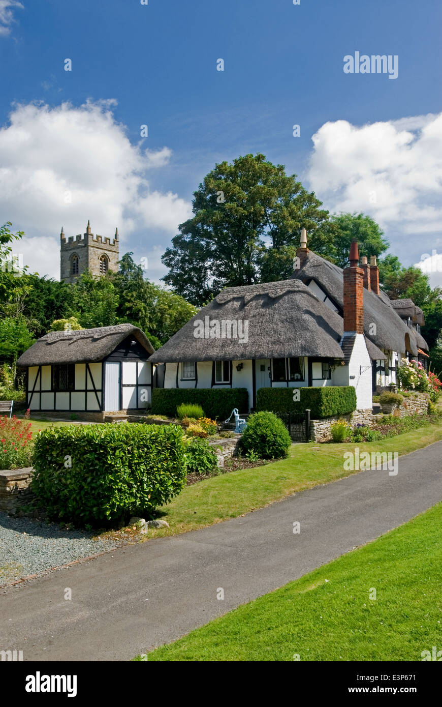 Welford sur Avon dans le Warwickshire et noir et blanc cottages aux toits de chaume dans le centre du village. Banque D'Images