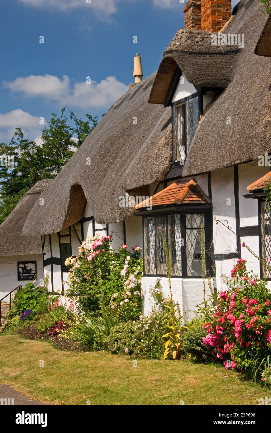 Welford sur Avon dans le Warwickshire et noir et blanc cottages aux toits de chaume dans le centre du village. Banque D'Images