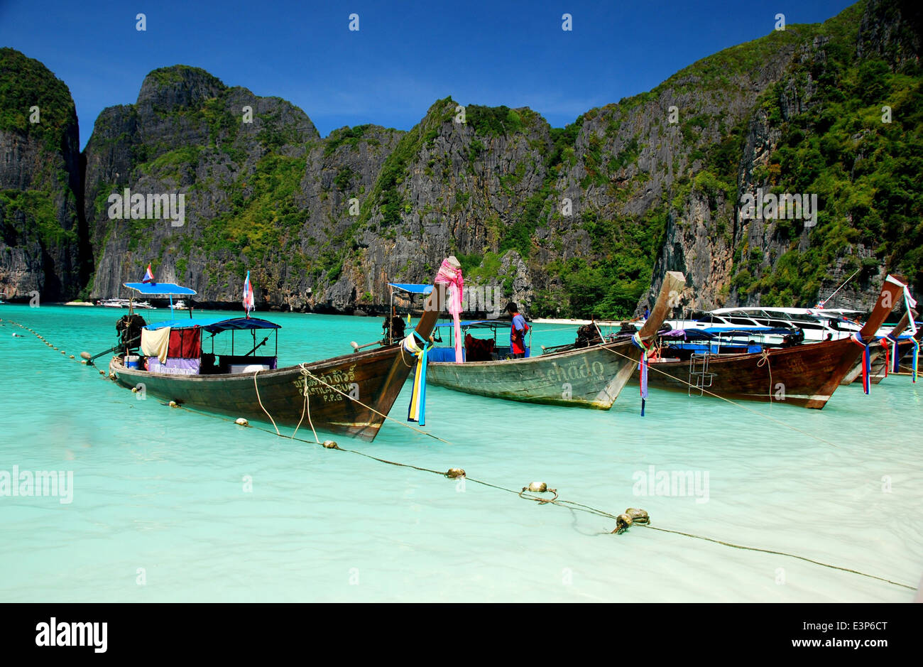 PHUKET, THAILANDE : longs bateaux amarrés près de la plage vierge au célèbre Maya Bay sur l'île Phi Phi * Banque D'Images