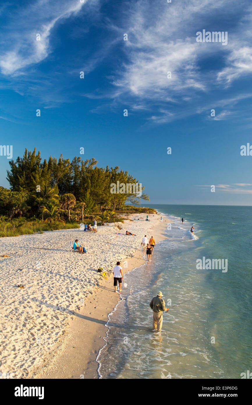 Plage de sable blanc au coucher du soleil sur l'île de Sanibel, Florida, USA Banque D'Images