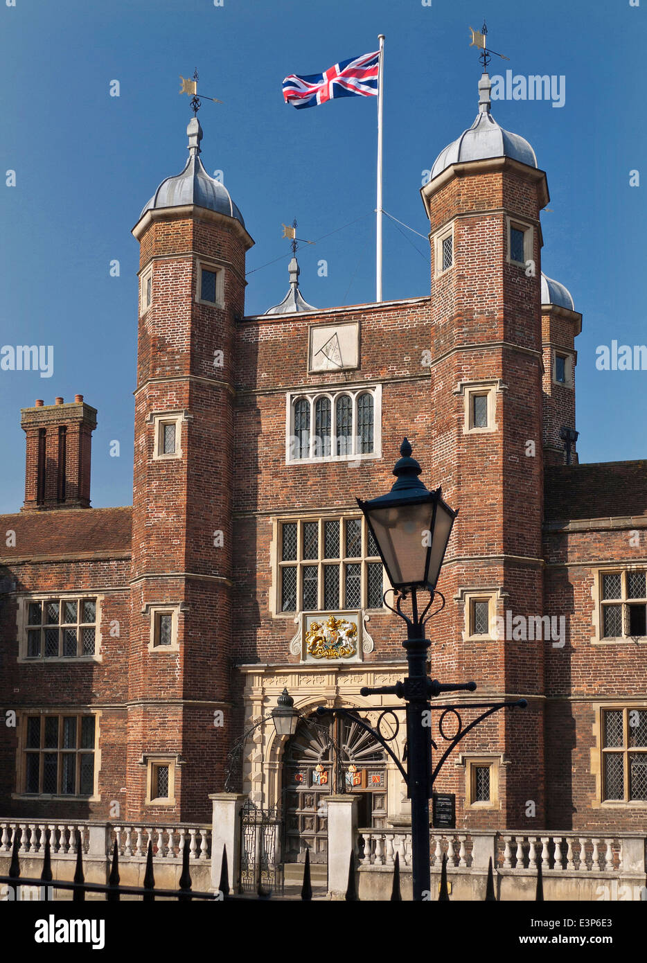 GUILDFORD HIGH STREET Abbot's Hospital une maison d'alms de Jacobean volant l'Union Jack dans la rue historique de High Street Guildford, Surrey, Angleterre Banque D'Images