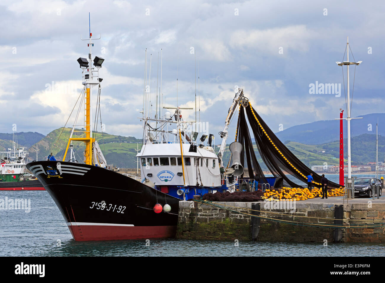 Chalutier à Getaria, Gipuzkoa, Pays Basque, Espagne. Bateau de pêche se prépare à quitter le port de pêche commerciale. Banque D'Images