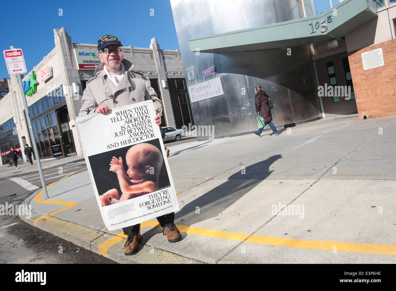 Boston, Massachusetts, USA . 26 Juin, 2014. La Cour suprême le jeudi a annulé une loi du Massachusetts qui a créé des zones tampons autour des cliniques d'avortement. 26 Juin, 2014. Photo:jan. 15, 2014 - Boston, Massachusetts, États-Unis - manifestant RAY est légalement derrière la zone tampon de 35 pieds, qui est marqué par une ligne jaune peinte sur le trottoir à l'extérieur d'un planning familial. La Cour suprême des États-Unis entend les arguments dans un cas mettant en doute la constitutionnalité des zones tampons à des cliniques d'avortement. © Nicolas Czarnecki/ZUMAPRESS.com/Alamy Live News Crédit : ZUMA Press, Inc./Alamy Live News Banque D'Images