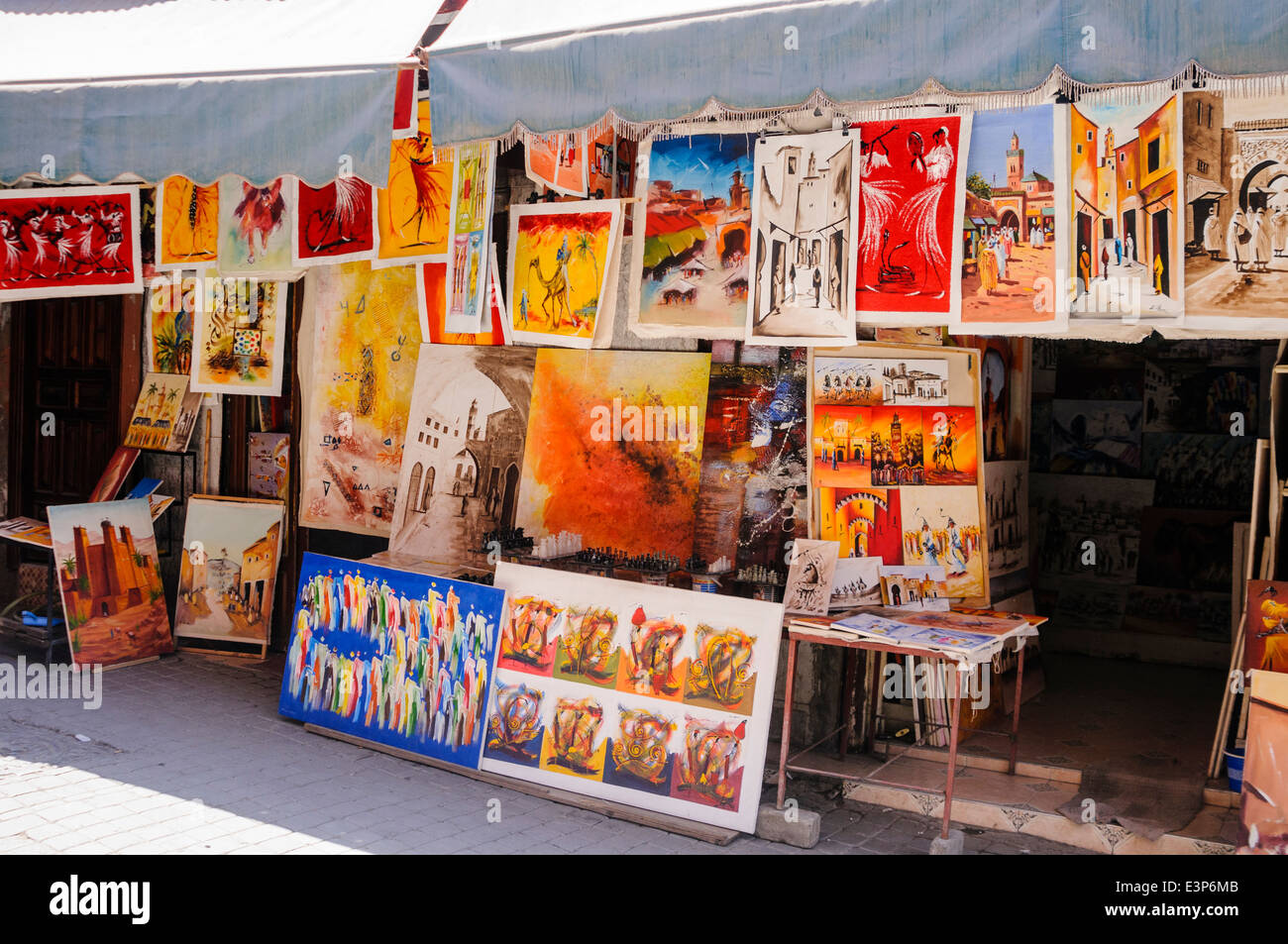 Des tableaux colorés pour la vente à la place Jemaa El-Fna Fnaa marché souk à Marrakech, Maroc. Banque D'Images