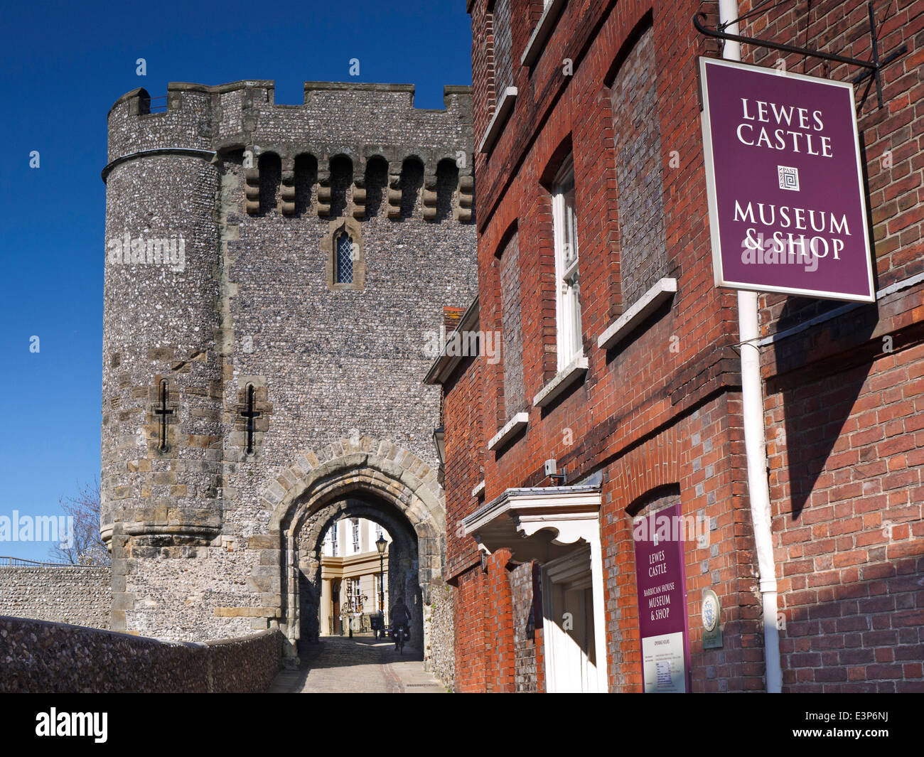 Le Barbican gatehouse, Château de Lewes, East Sussex, Angleterre, Royaume-Uni Banque D'Images