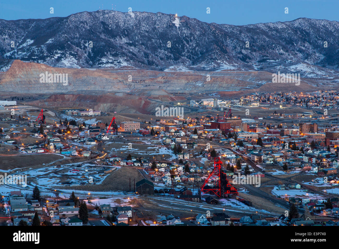 Regardant vers le bas sur la tête de l'exploitation minière à ciel ouvert et Berkley frames à Butte, Montana, USA au crépuscule Banque D'Images