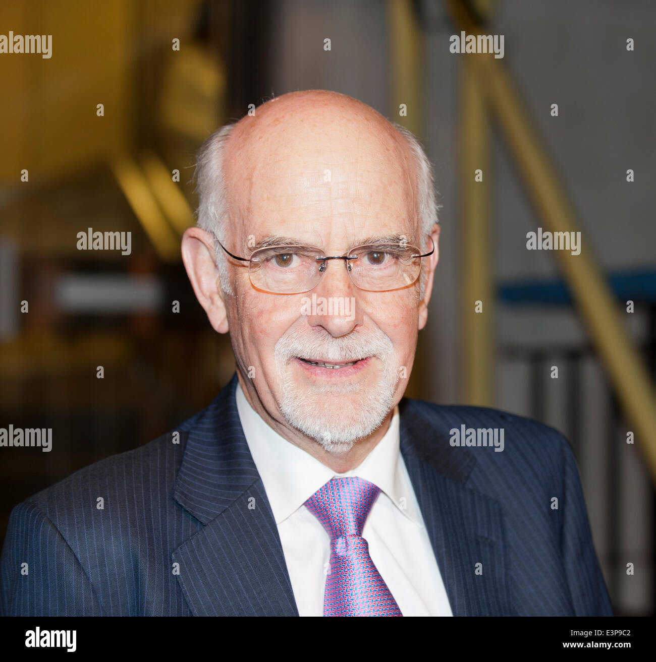 Londres, Royaume-Uni. 26 Juin, 2014. Trevor Kavanagh éditeur associé de l'ancien éditeur Politique de Sun Le soleil quitte Rupert Murdoch de travail à St James's Place Londres home UK 26 Juin 2014 : Crédit Prixnews/Alamy Live News Banque D'Images