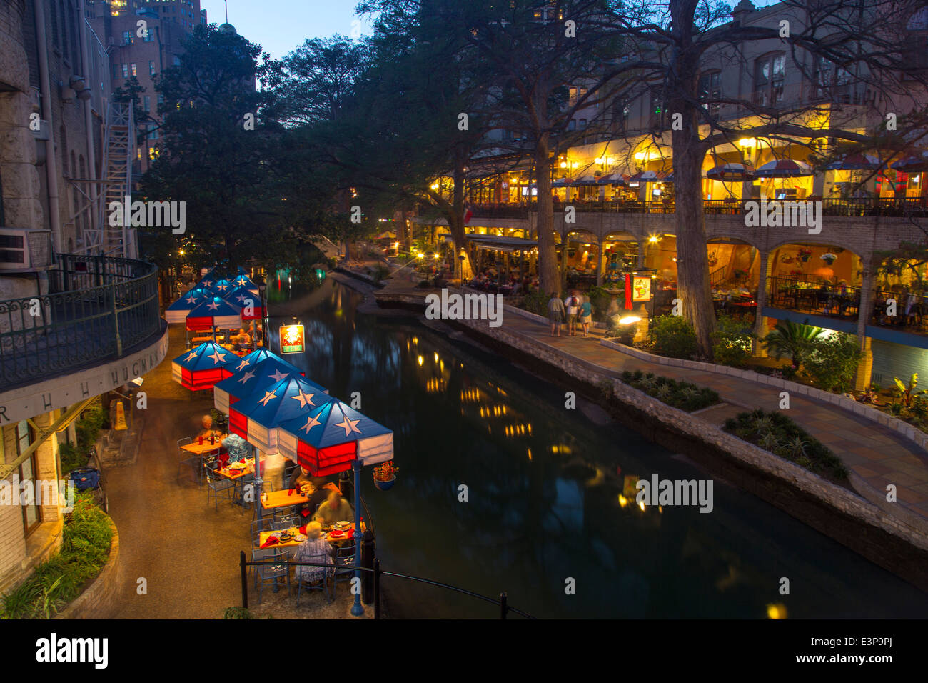 Le Riverwalk au crépuscule dans le centre-ville de San Antonio, Texas, USA Banque D'Images