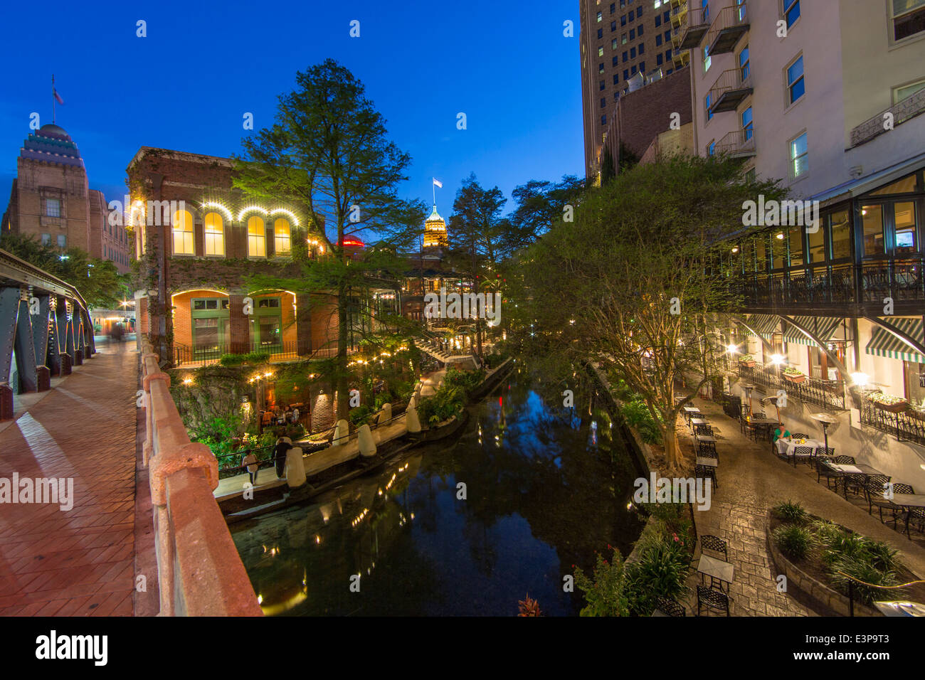 Le Riverwalk au crépuscule dans le centre-ville de San Antonio, Texas, USA Banque D'Images