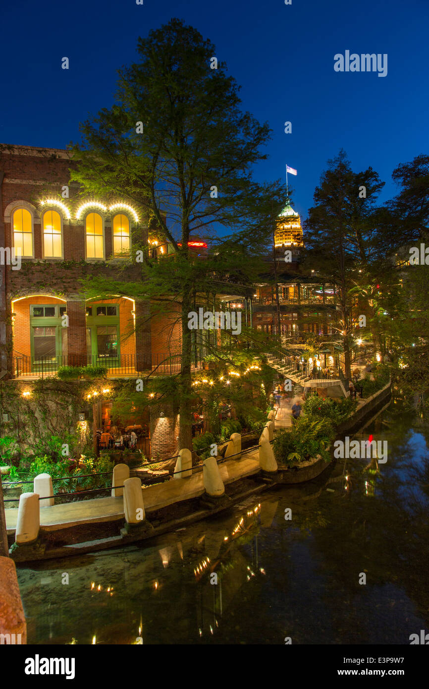 Le Riverwalk au crépuscule dans le centre-ville de San Antonio, Texas, USA Banque D'Images