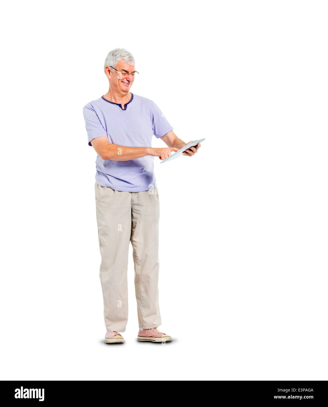 Une ambiance adulte mature Man en utilisant sa tablette numérique alors que l'article Banque D'Images
