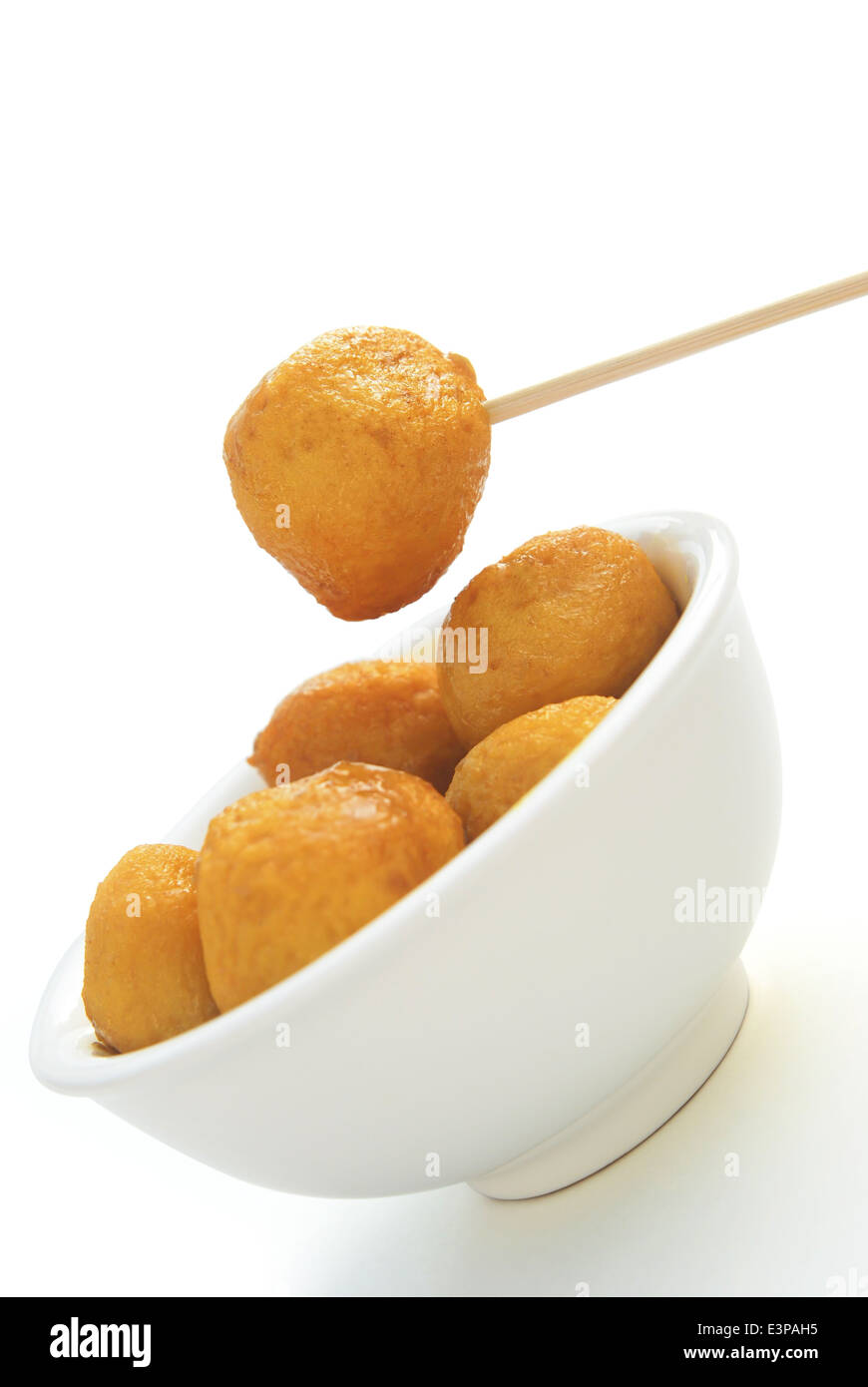 Saveur curry fish balls in bowl with clipping path Banque D'Images