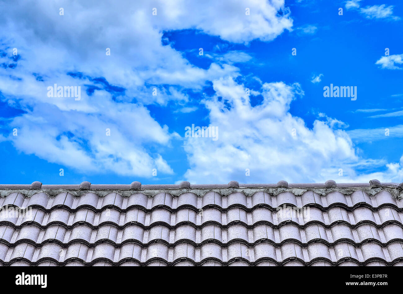 Toit tuiles modèle sur fond de ciel bleu Banque D'Images