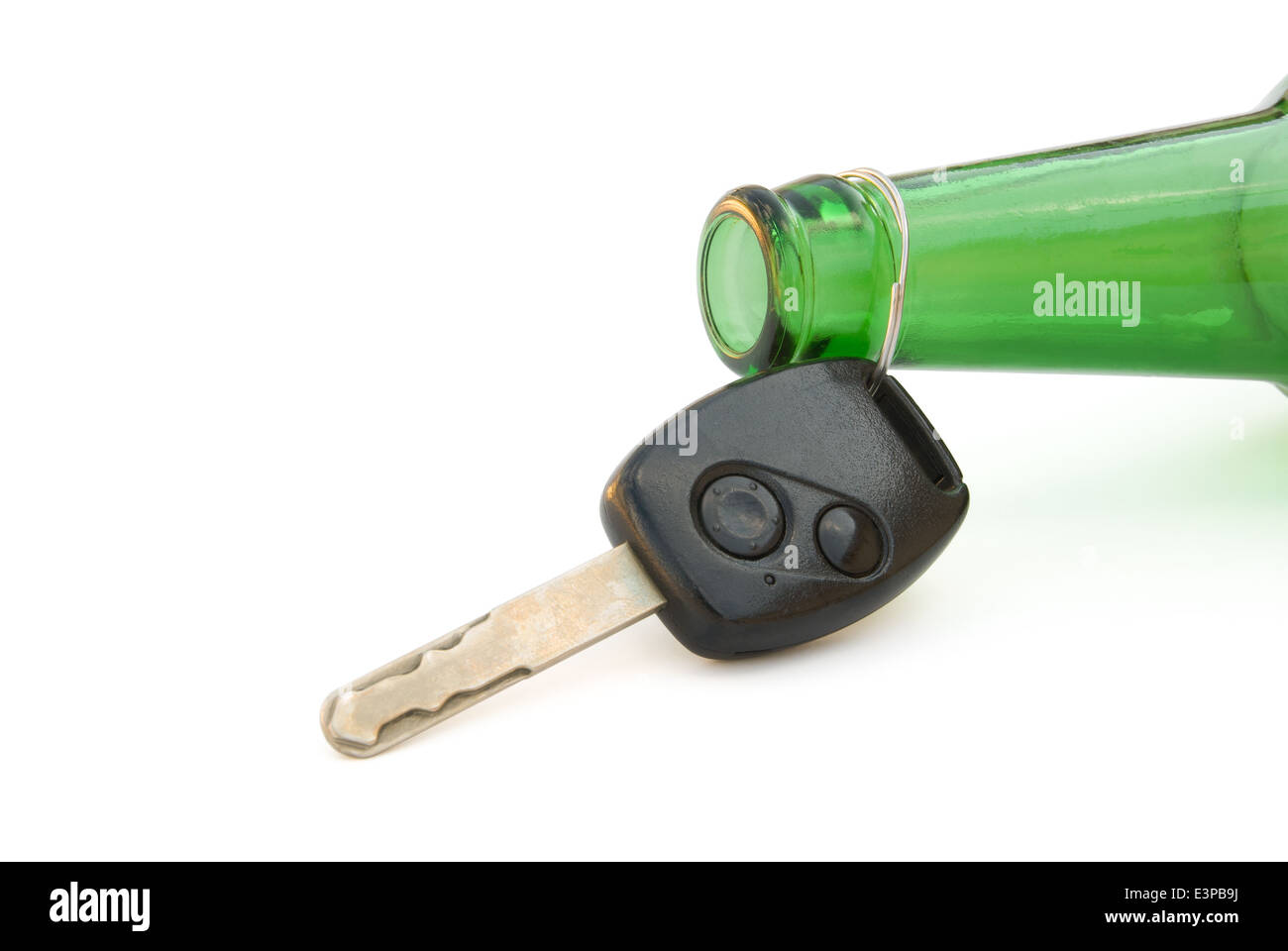 Alcool au volant, conceptuel et clés beer bottle with clipping path Banque D'Images