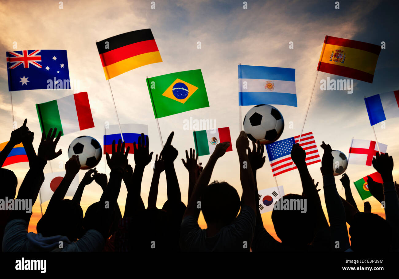 Silhouettes de personnes se sont réunies pour la Coupe du Monde FIFA 2014 Banque D'Images