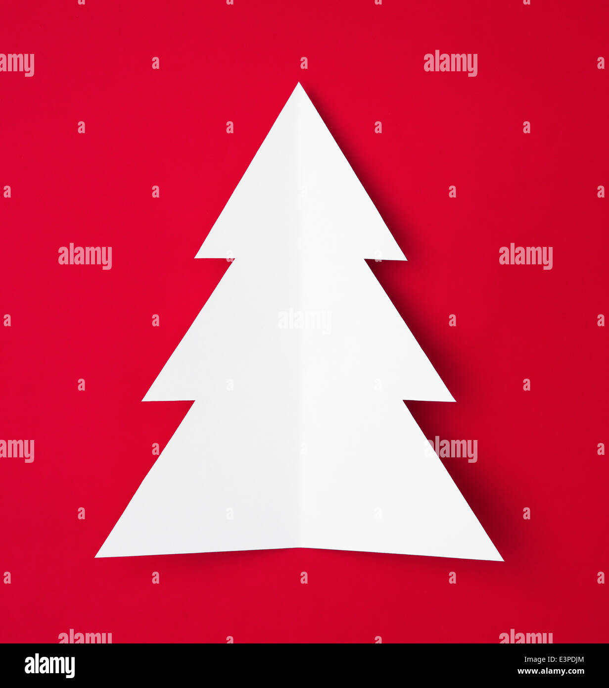 Arbre de Noël coupés à la main sur rouge Banque D'Images