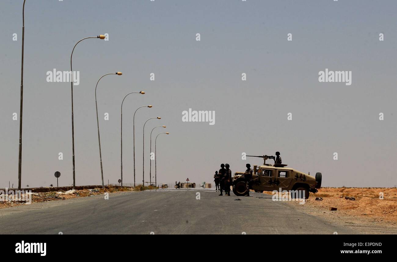 (140625) -- AMMAN, 25 juin 2014(Xinhua) -- des soldats jordaniens garde côtière la zone frontière à l'Jordan-Iraq le 25 juin, 2014. La Jordanie a commencé à mobiliser des forces le long de la frontière avec l'Iraq pour empêcher les infiltrations de militants sunnites tout au milieu de la détérioration de la sécurité. (Xinhua/Mohammad Abu Ghosh) Banque D'Images