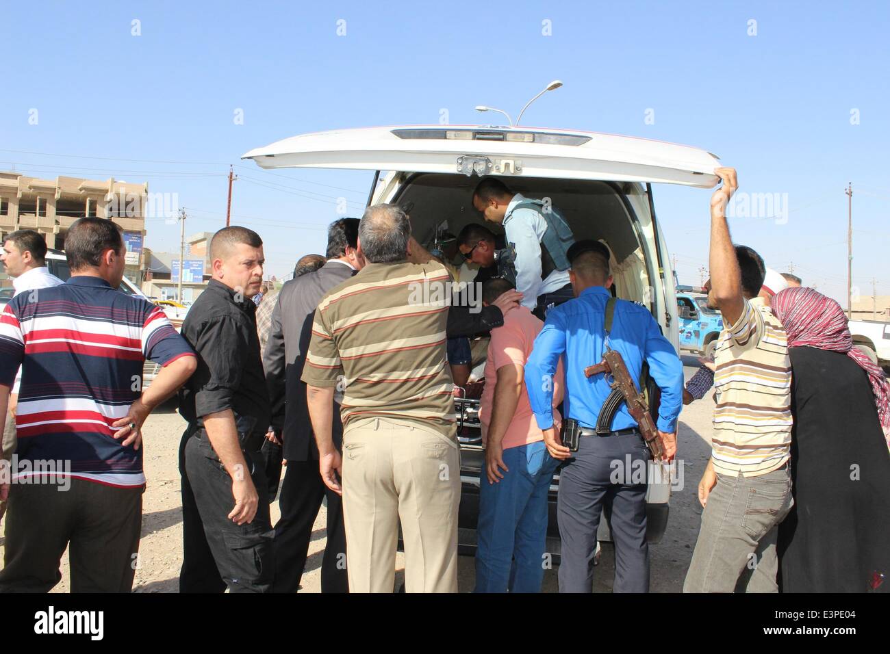 Kirkouk. 25 Juin, 2014. Inspecter le corps de police de Munir al-Qafili, le chef de la ville de Kirkouk conseil, après qu'il a été assassiné par des inconnus à Kirkouk, Irak, 24 juin 2014. © Xinhua/Alamy Live News Banque D'Images