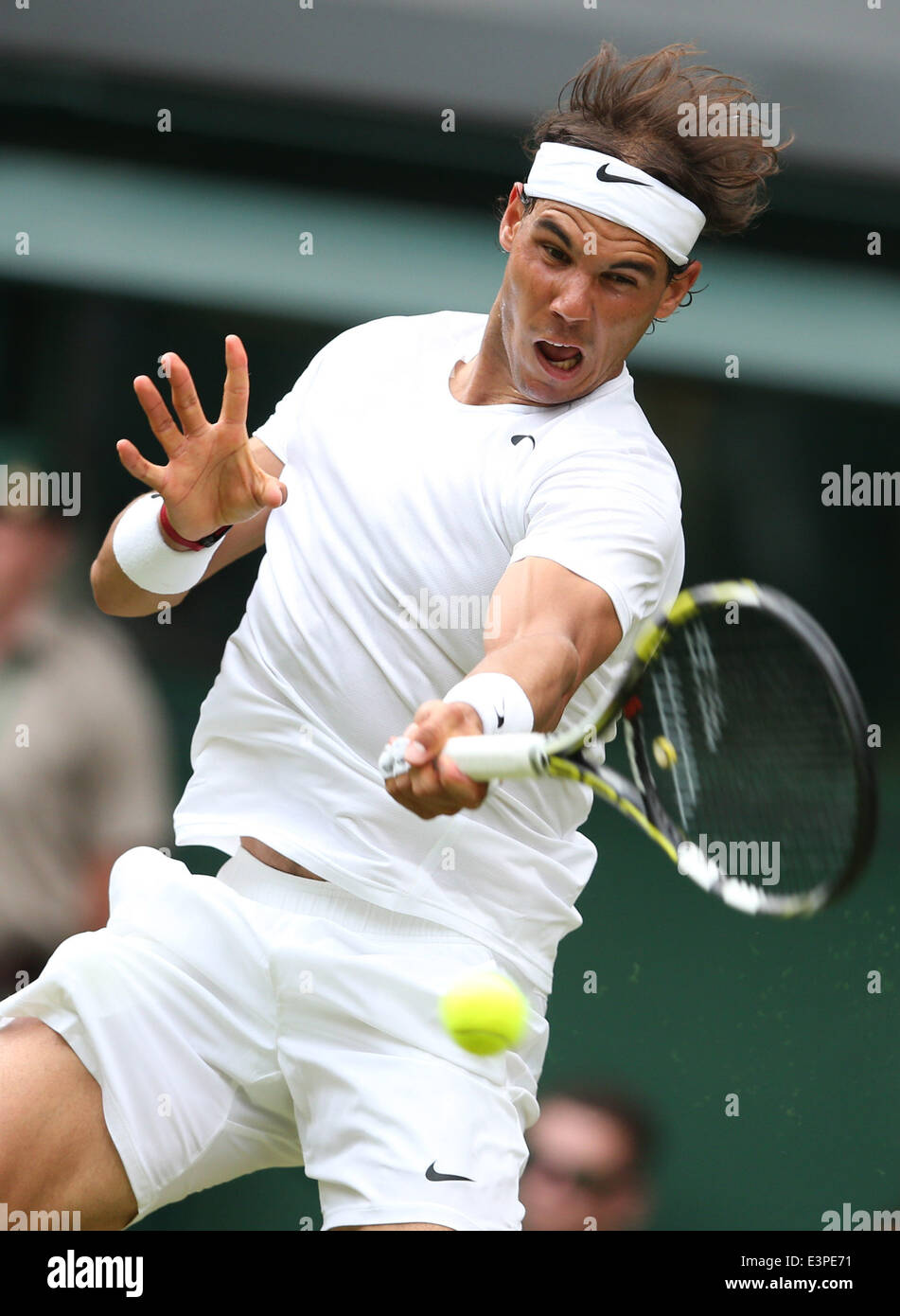 Londres, Grande-Bretagne. 24 Juin, 2014. Rafael Nadal l'Espagne sert à la Slovaquie de Martin Klizan masculin au cours de leur premier match au tournoi de Wimbledon 2014 à Londres, Grande-Bretagne, le 24 juin 2014. Credit : Meng Yongmin/Xinhua/Alamy Live News Banque D'Images