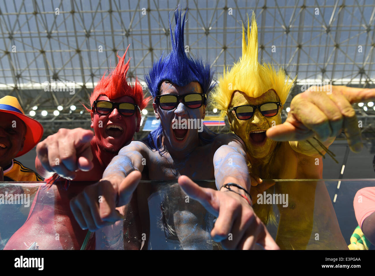 (140624) -- CUIABA, 24 juin 2014 (Xinhua) -- La Colombie's fans posent devant un match du groupe C entre le Japon et la Colombie de 2014 Coupe du Monde de la FIFA à l'Arena Pantanal à Cuiaba, Brésil, 24 juin 2014. (Xinhua/Liu Dawei) Banque D'Images