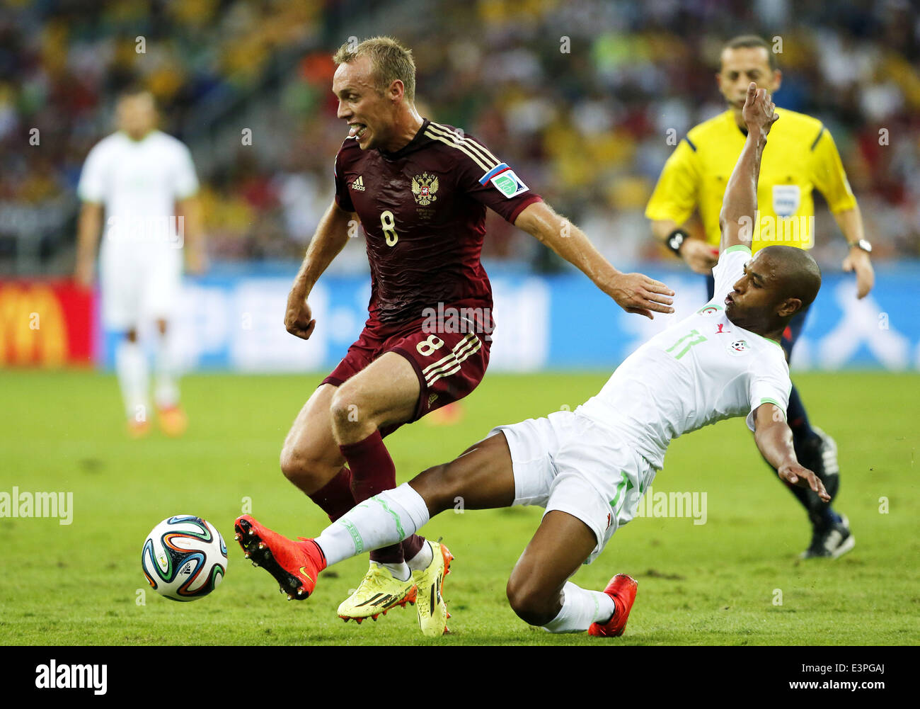 (140626) -- CURITIBA, 26 juin 2014 (Xinhua) -- L'Algérie Yasine Brahimi rivalise avec la Russie Denis Glushakov lors d'un groupe H match entre l'Algérie et la Russie de 2014 Coupe du Monde de la FIFA à l'Arena da Baixada Stadium à Curitiba, Brésil, 26 juin 2014. (Xinhua/Zhou Lei) Banque D'Images