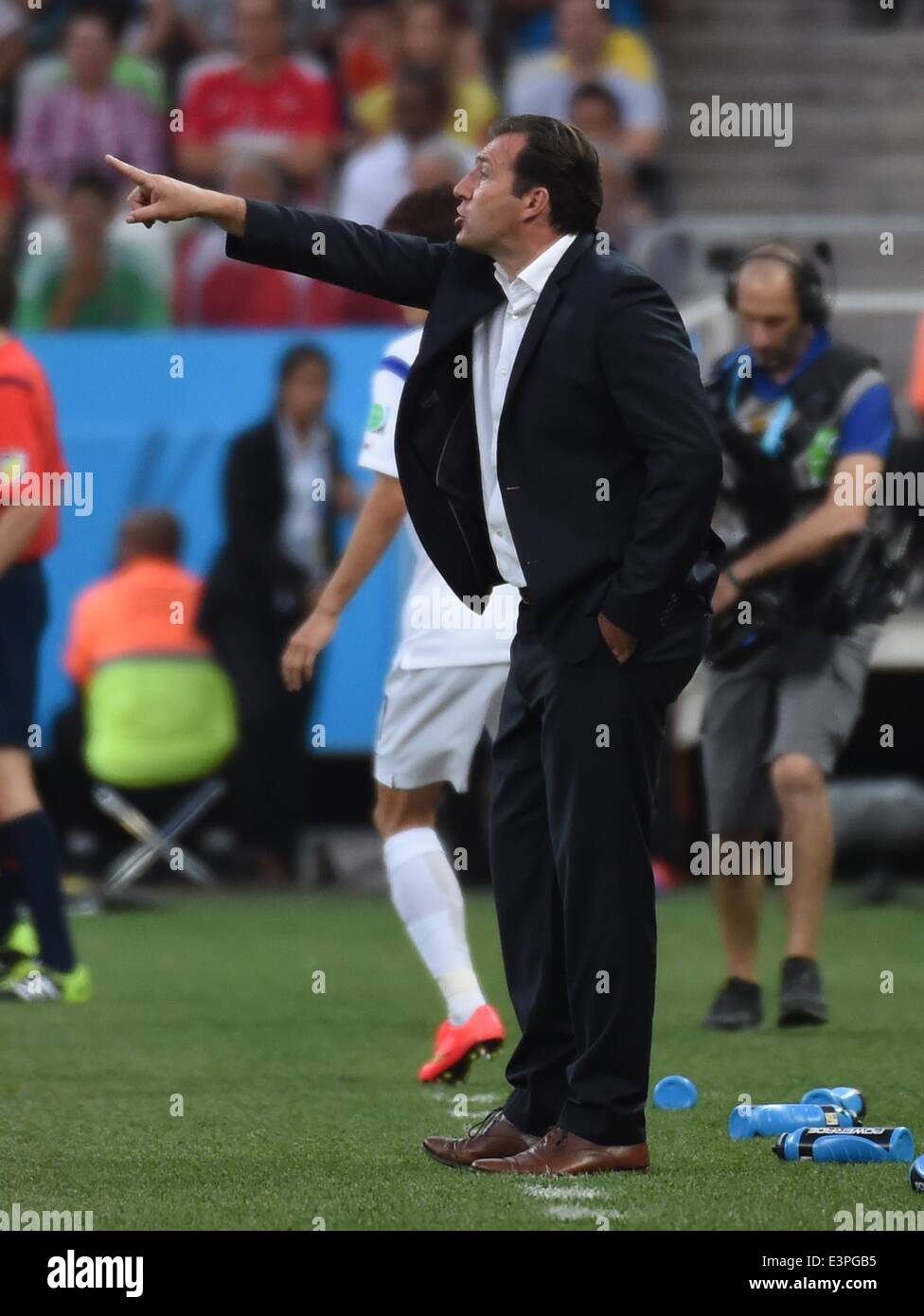 (140626) -- SAO PAULO, le 26 juin 2014 (Xinhua) -- Belgique entraîneur en chef Marc Wilmots donne des instructions au cours d'un groupe H match entre la Corée et la Belgique de la Coupe du Monde FIFA 2014 à l'Aréna de Sao Paulo Stadium à Sao Paulo, Brésil, le 26 juin 2014. (Xinhua/Li Ga)(xzj) Banque D'Images