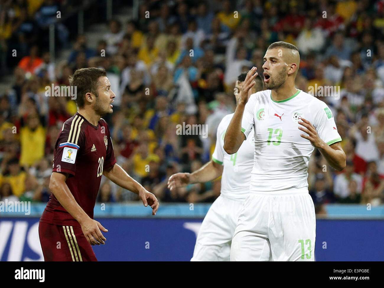(140626) -- CURITIBA, 26 juin 2014 (Xinhua) -- L'Algérie est l'Islam Slimani (R) réagit au cours d'un groupe H match entre l'Algérie et la Russie de 2014 Coupe du Monde de la FIFA à l'Arena da Baixada Stadium à Curitiba, Brésil, 26 juin 2014. (Xinhua/Liao Yujie) Banque D'Images