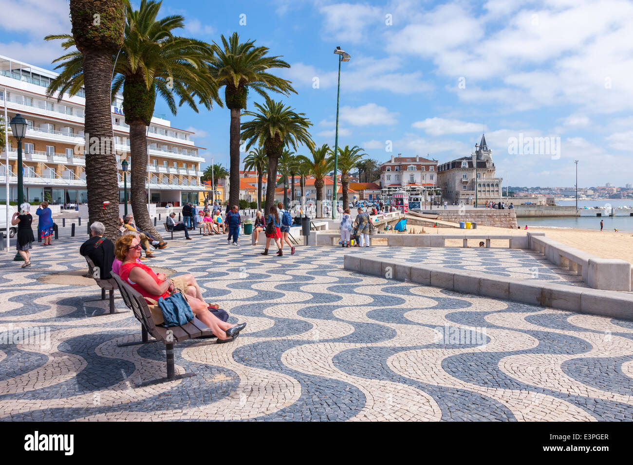 Les gens de détente sur le front de mer, à Cascais. Au nord de Lisbonne au Portugal. Banque D'Images