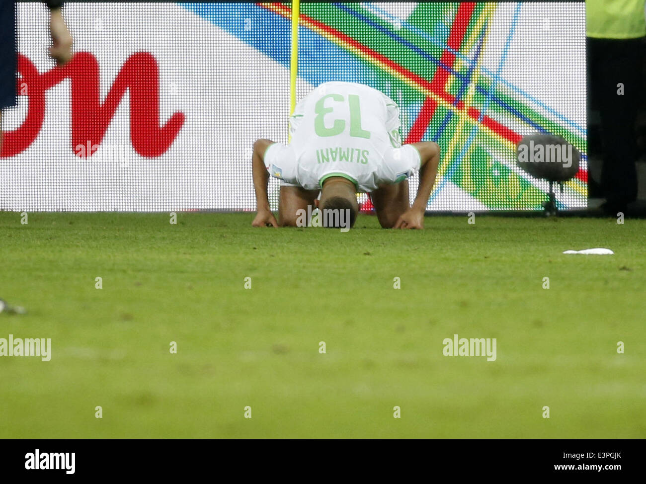 (140626) -- CURITIBA, 26 juin 2014 (Xinhua) -- L'Algérie est l'Islam Slimani célèbre le but durant un match du groupe H entre l'Algérie et la Russie de 2014 Coupe du Monde de la FIFA à l'Arena da Baixada Stadium à Curitiba, Brésil, 26 juin 2014. (Xinhua/Liao Yujie) Banque D'Images