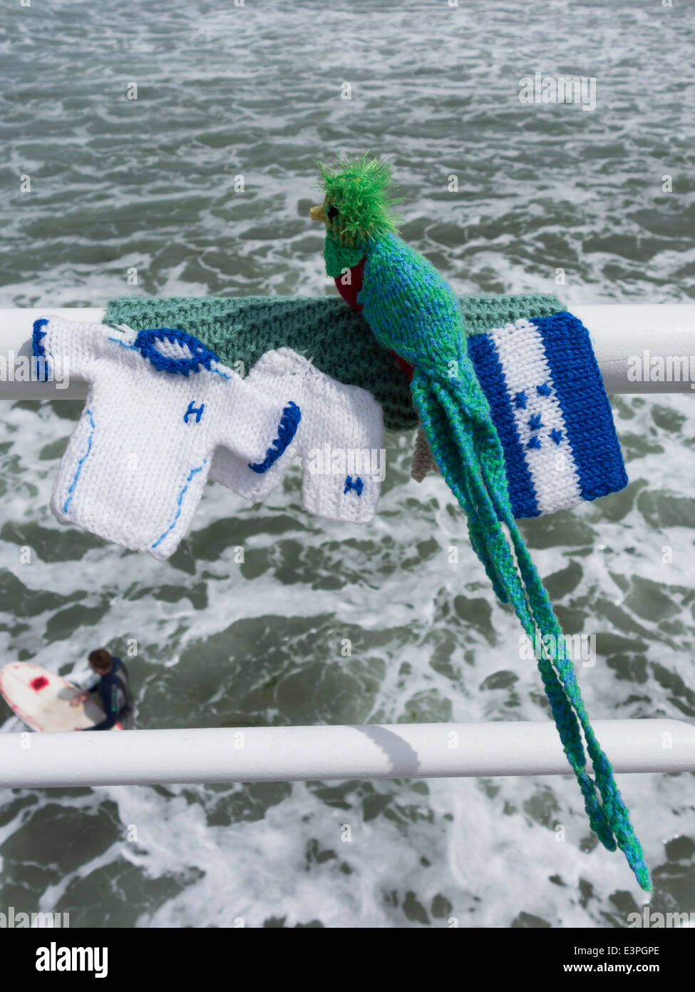 Bombardement de fils de lieu public de décoration avec des objets tricotés ici Honduras shirt d'un drapeau et d'une jungle exotique oiseau Coupe du Monde 2014 Banque D'Images