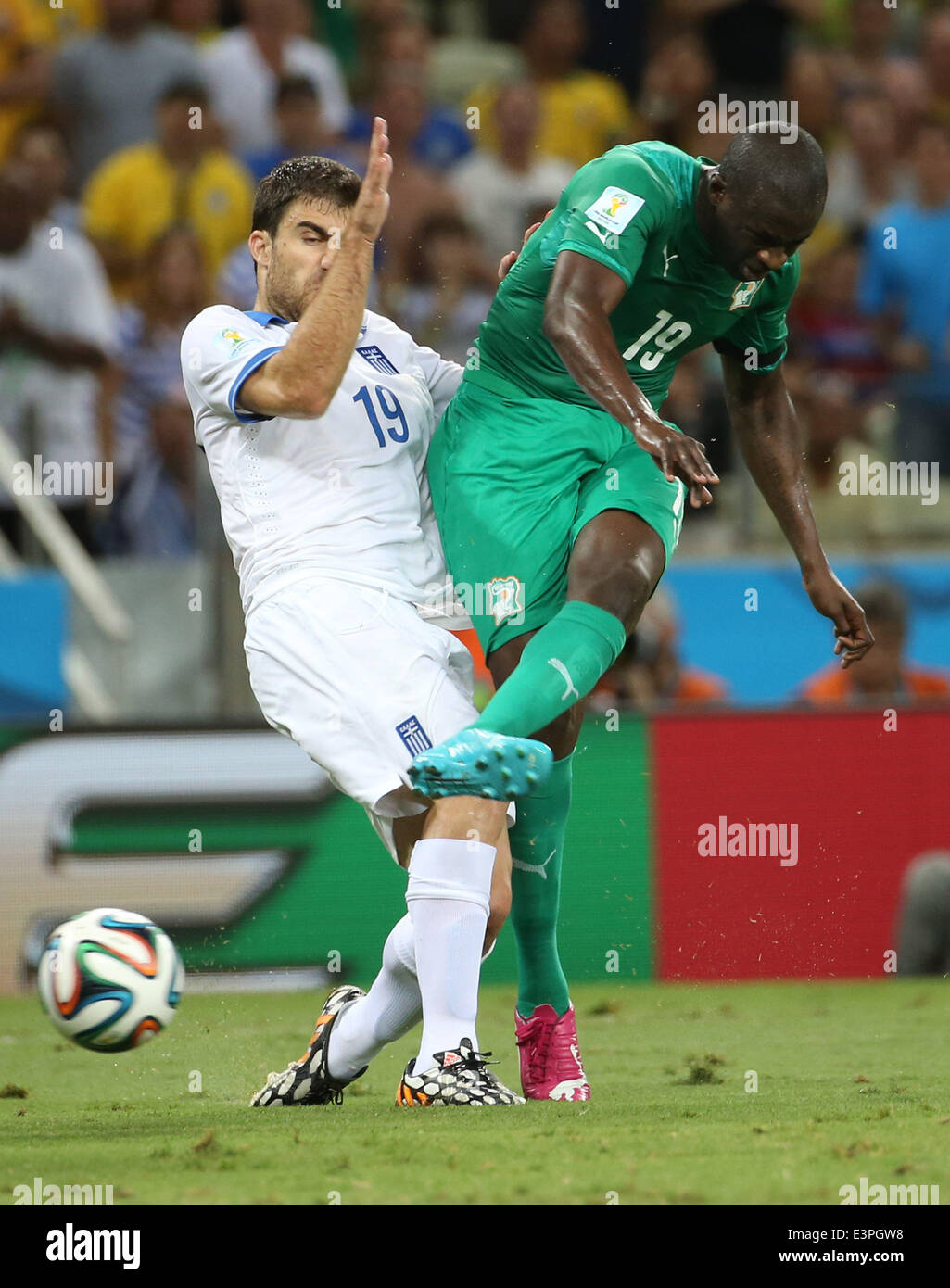 (140624) -- FORTALEZA, 24 juin 2014 (Xinhua) -- la Côte d'Ivoire, Yaya Toure (R) tire la balle lors d'un match du groupe C entre la Grèce et la Côte d'Ivoire de 2014 Coupe du Monde de la FIFA, à l'Estadio Stade Castelao à Fortaleza, Brésil, 24 juin 2014. (Xinhua/Cao peut)(xzj) Banque D'Images