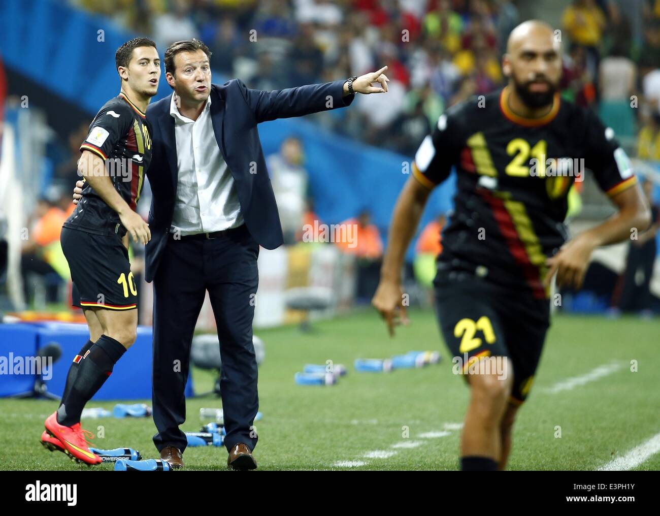 (140626) -- SAO PAULO, le 26 juin 2014 (Xinhua) -- l'entraîneur Belge Marc Wilmots (C) donne des instructions au cours d'un groupe H match entre la Corée et la Belgique de la Coupe du Monde FIFA 2014 à l'Aréna de Sao Paulo Stadium à Sao Paulo, Brésil, le 26 juin 2014. La Belgique a gagné 1-0 sur la Corée République le jeudi. La Belgique et l'Algérie entrez ronde de 16 dans le groupe H. (Xinhua/Chen Jianli)(pcy) Banque D'Images