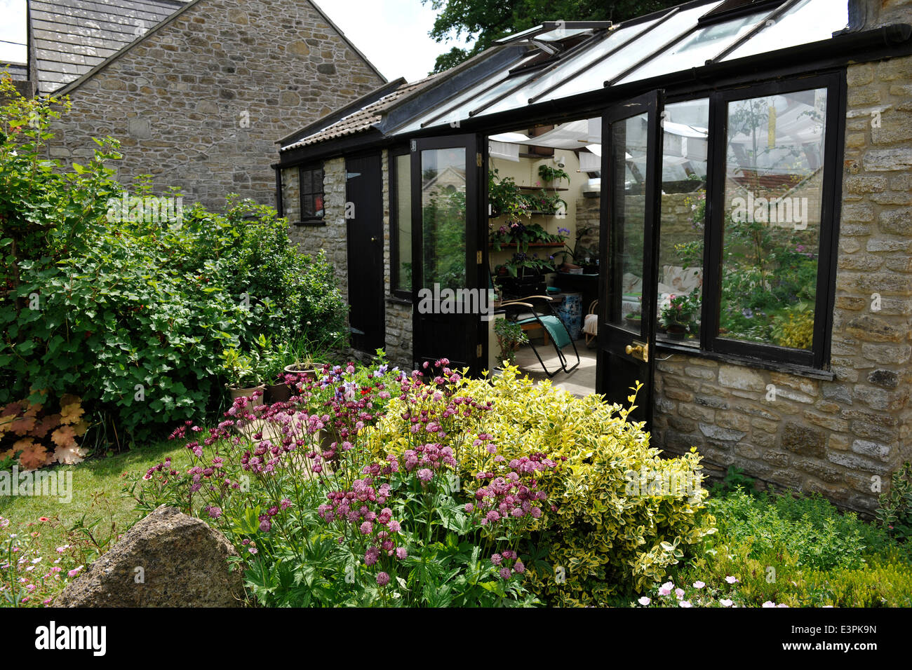 Véranda dans un jardin anglais au grand orme, près de Mells, Somerset. Banque D'Images