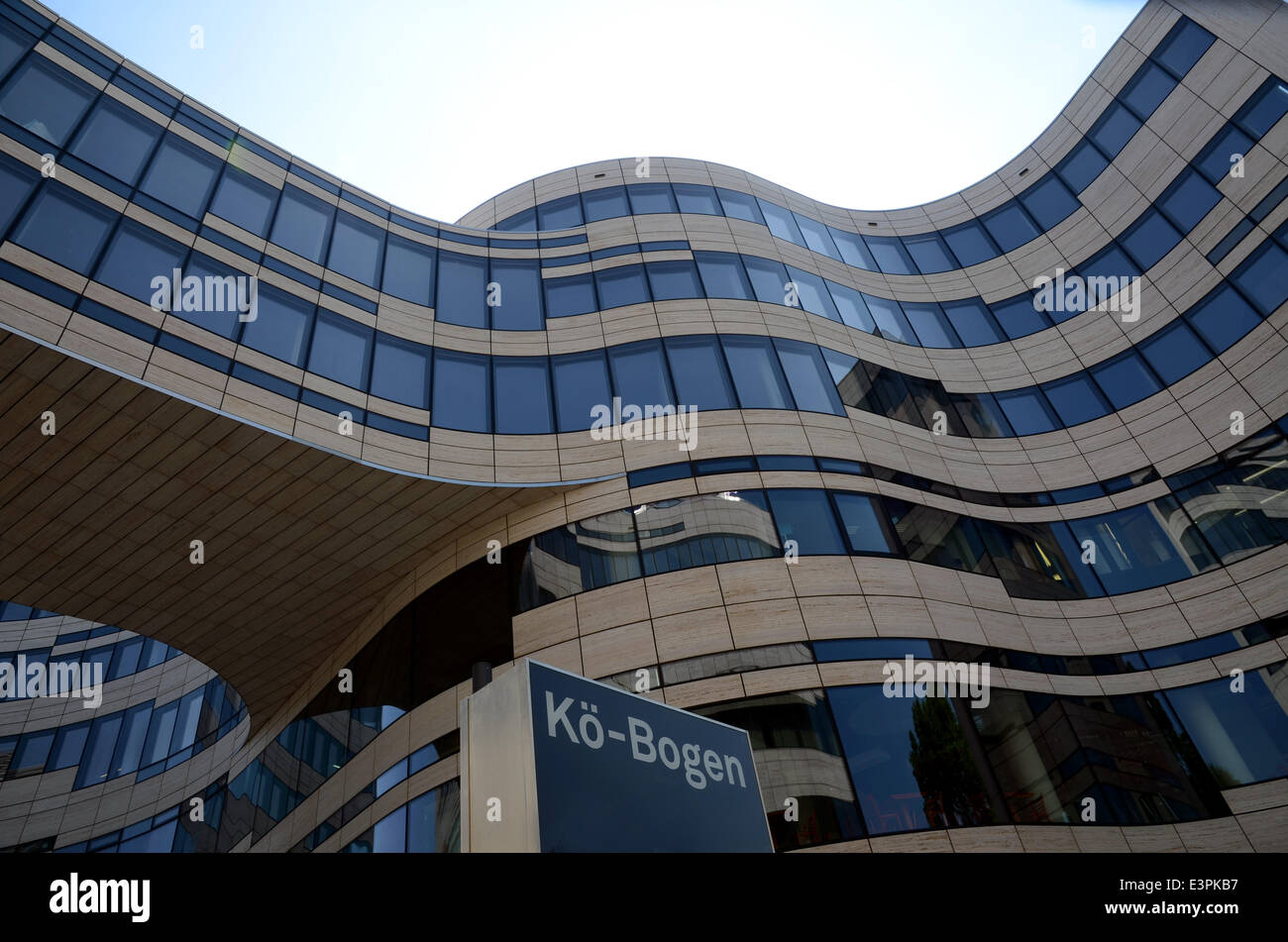 Les bâtiments de l'Koe-Bogen, créé par nous-architecte Daniel Liebeskind, sont situés à l'Hofgarten à Duesseldorf, Rhénanie du Nord-Westphalie (photo du 8 juin 2014). Banque D'Images